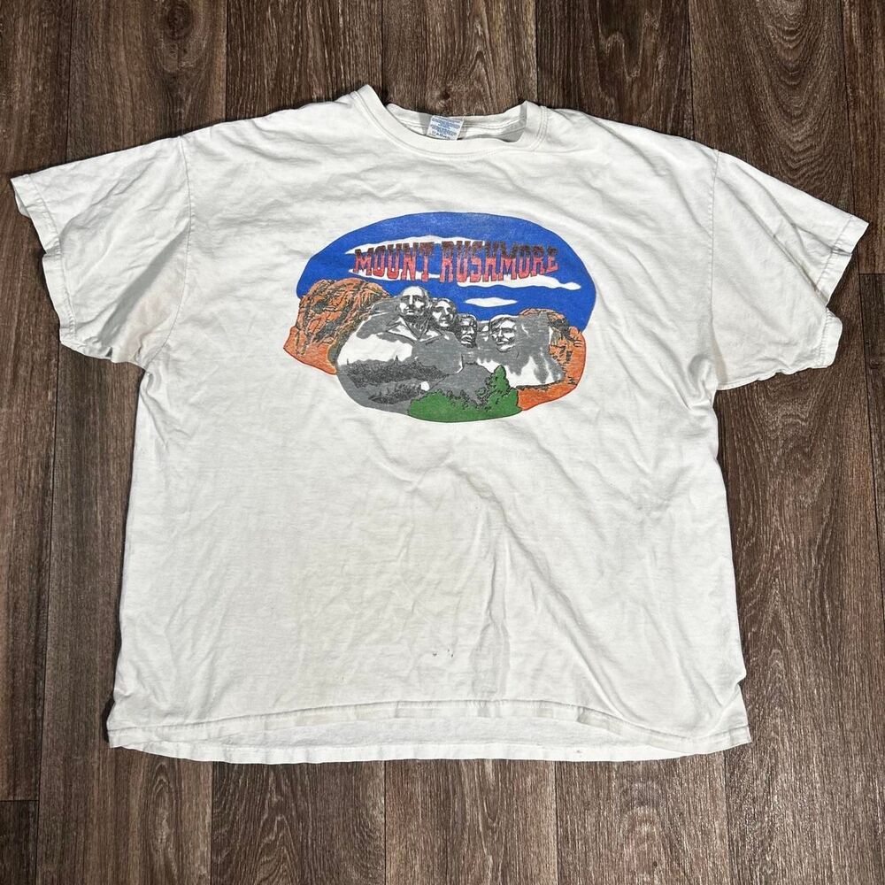 Vintage Mount Rushmore Novelty Graphic Tee distressed
